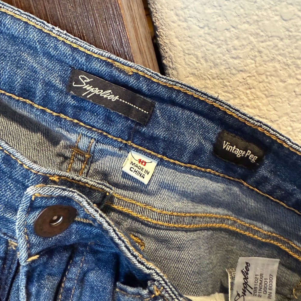 Stylish Blue Distressed Women's Cropped Jeans - Picture 3 of 3